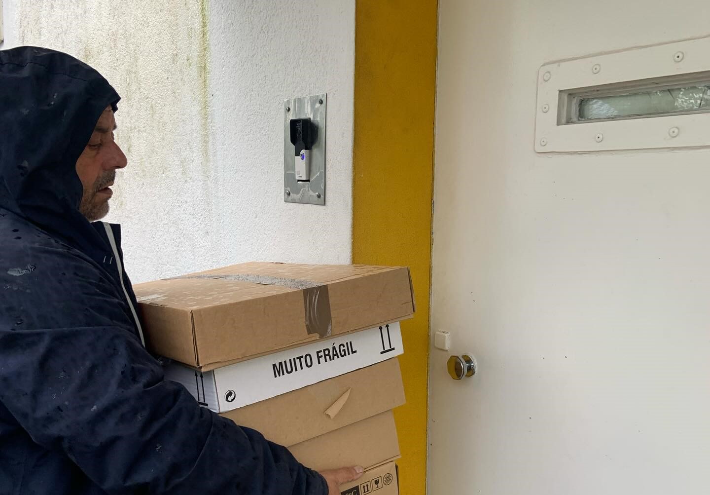 Junta de São Victor distribui Doces da Burrinha a reclusos de Braga e Guimarães
