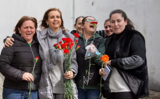 Eleições. Sandra Cardoso distribui cravos e diz que voto na CDU “é voto seguro” para a mulher