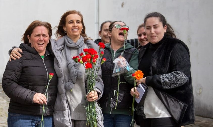 Eleições. Sandra Cardoso distribui cravos e diz que voto na CDU “é voto seguro” para a mulher