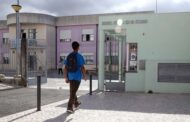 Aluno atira garrafa à cabeça da professora em Sintra. Vítima hospitalizada