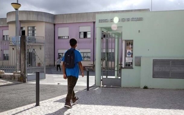 Aluno atira garrafa à cabeça da professora em Sintra. Vítima hospitalizada
