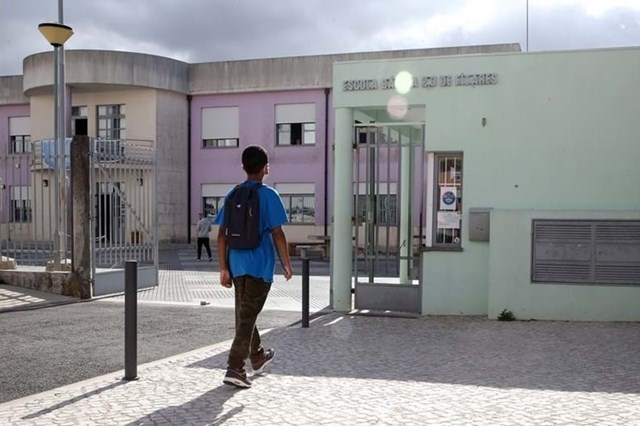 Aluno atira garrafa à cabeça da professora em Sintra. Vítima hospitalizada