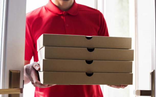 Reino Unido. Estafeta arranca polegar de cliente à dentada em conflito devido a piza