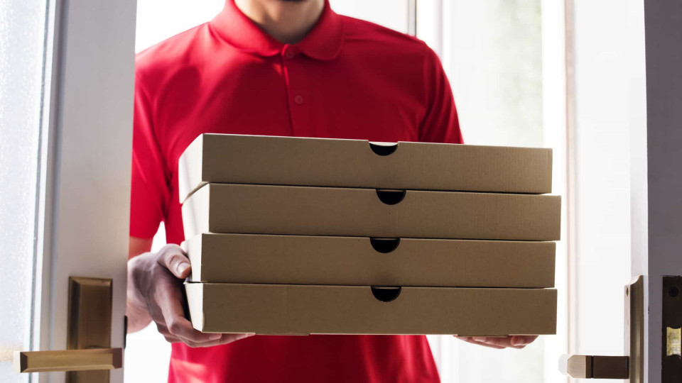 Reino Unido. Estafeta arranca polegar de cliente à dentada em conflito devido a piza
