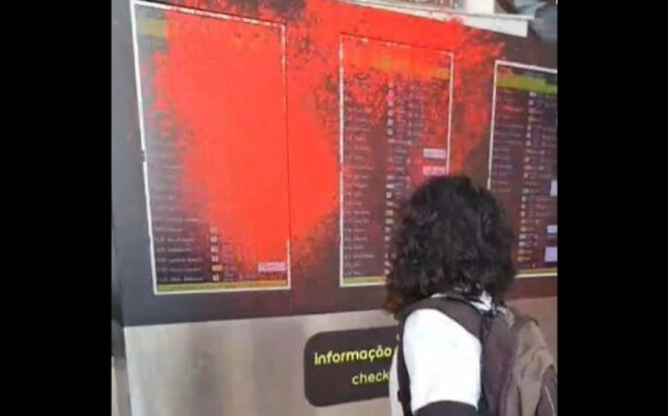 Activistas climáticos bloqueiam portas de embarque e pintam átrio e leitores de cartões no Aeroporto de Lisboa