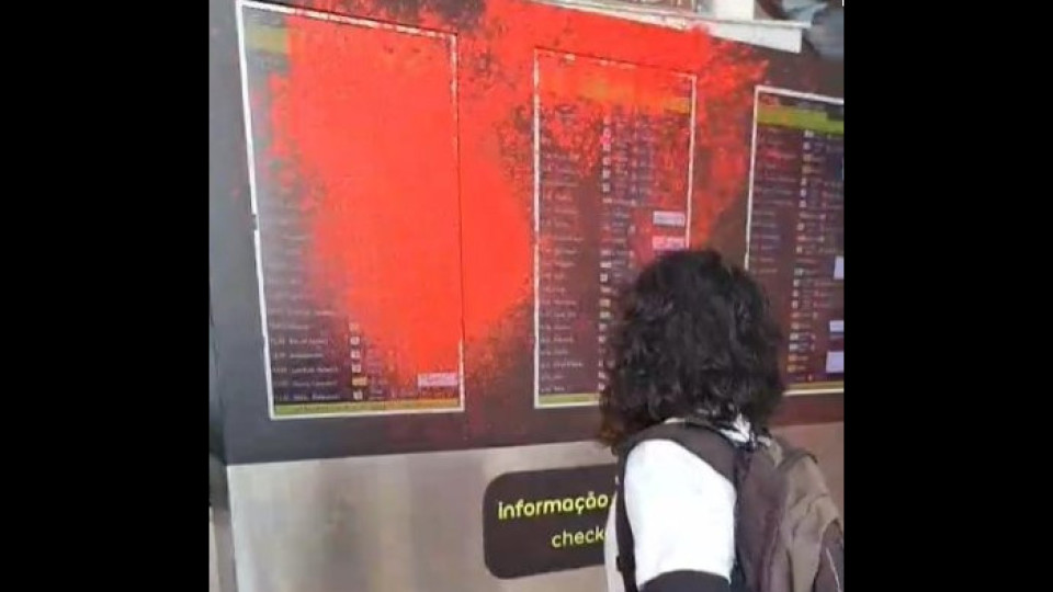 Activistas climáticos bloqueiam portas de embarque e pintam átrio e leitores de cartões no Aeroporto de Lisboa