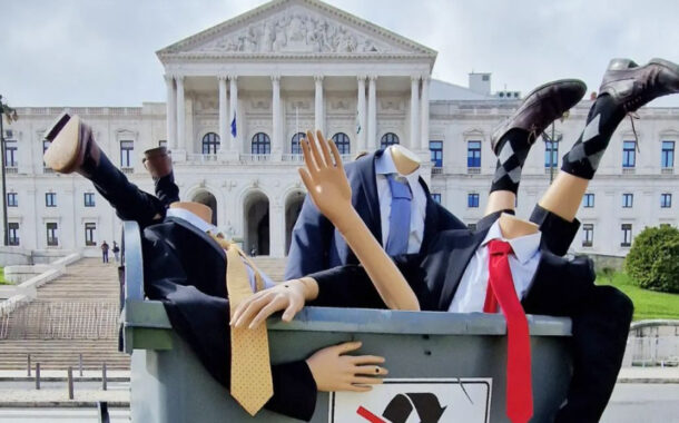 Bordalo II põe ‘políticos’ “intolerantes e opressores” no lixo junto à AR