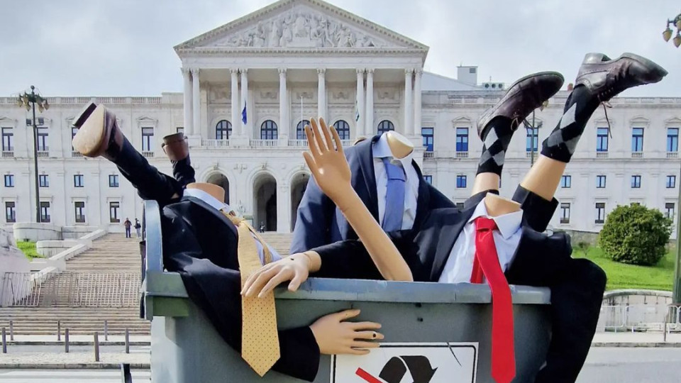Bordalo II põe ‘políticos’ “intolerantes e opressores” no lixo junto à AR