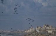 Ajuda humanitária é lançada por aviões dos EUA sobre o norte da Faixa de Gaza EPA/MOHAMMED SABER