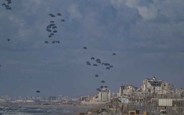 Ajuda humanitária é lançada por aviões dos EUA sobre o norte da Faixa de Gaza EPA/MOHAMMED SABER