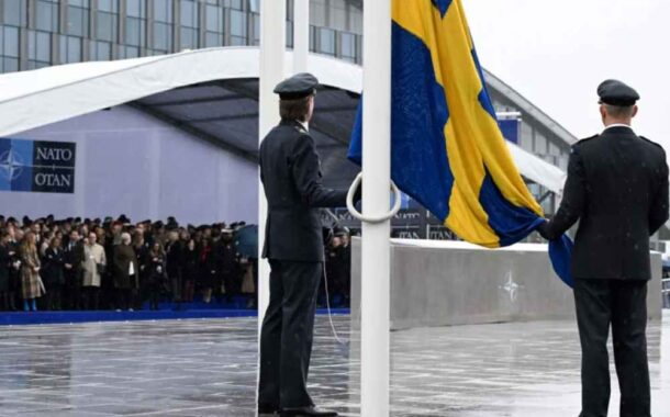 Bandeira da Suécia hasteada em Bruxelas consolida país como 32.º membro da Nato