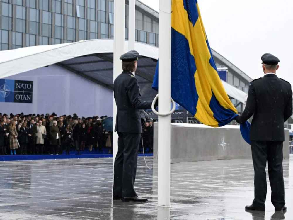 Bandeira da Suécia hasteada em Bruxelas consolida país como 32.º membro da Nato