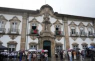 Centenas de alunos de Braga desafiam a chuva para recriar Comício de 26 de Abril de 1974