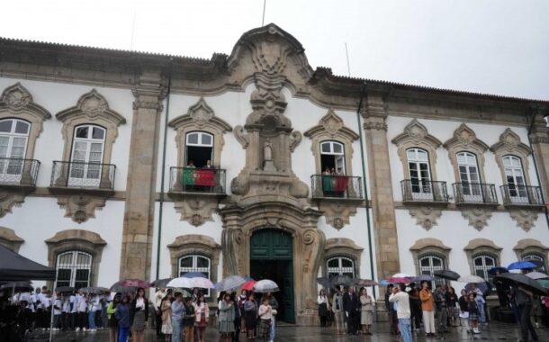 Centenas de alunos de Braga desafiam a chuva para recriar Comício de 26 de Abril de 1974