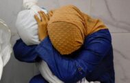 Fotografia do ano do World Press Photo retrata palestiniana abraçada à sobrinha morta