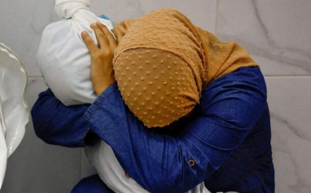 Fotografia do ano do World Press Photo retrata palestiniana abraçada à sobrinha morta
