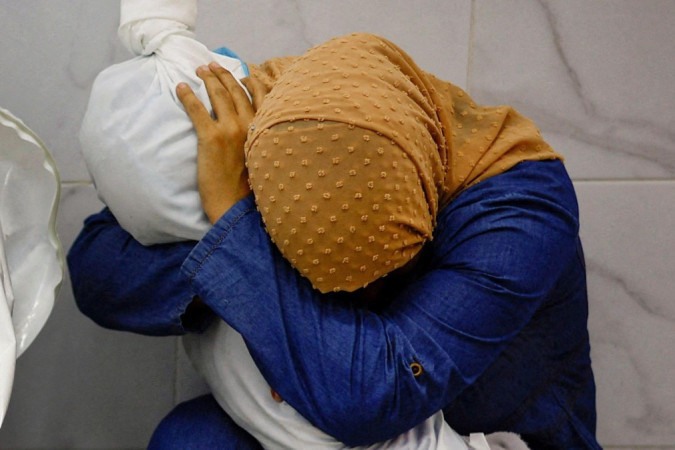 Fotografia do ano do World Press Photo retrata palestiniana abraçada à sobrinha morta