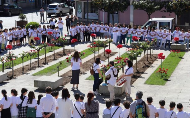 Alunos de Ponte da Barca ‘plantam’ cravos vermelhos na praça do Município