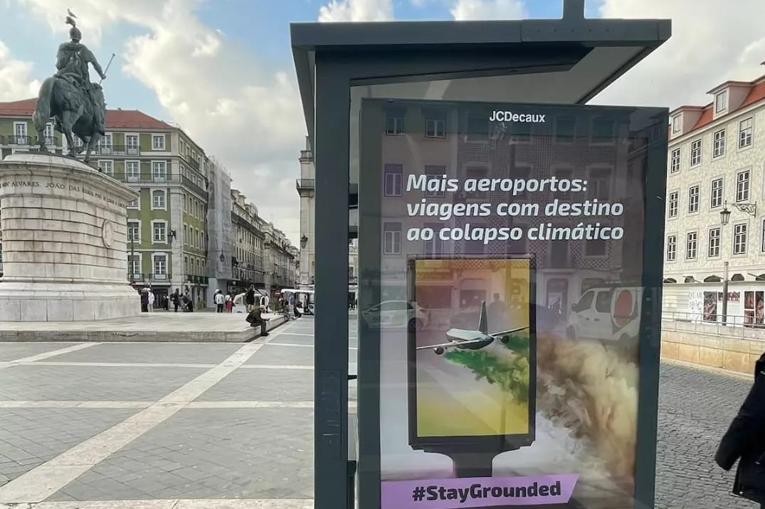 Climáximo volta a atacar: substitui cartazes publicitários na Baixa de Lisboa em protesto