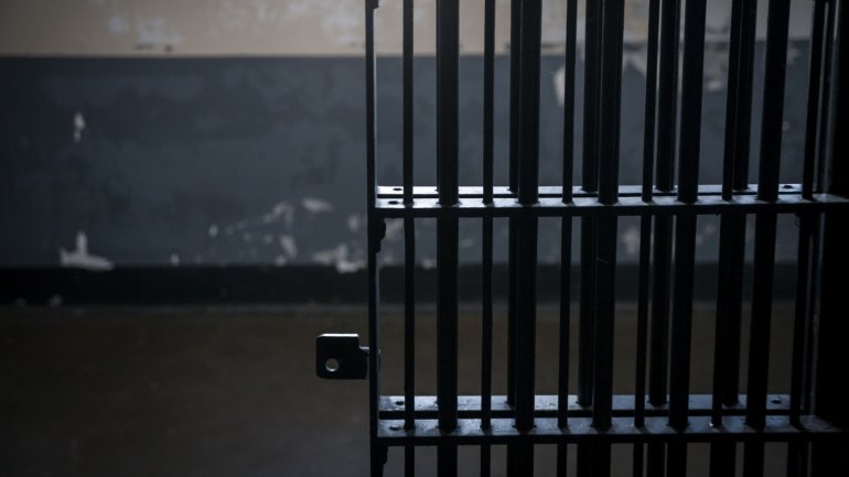 PJ apanha mulher que metia droga em prisão através de folhas de papel