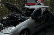 Carro parcialmente destruído após incêndio em Barcelos
