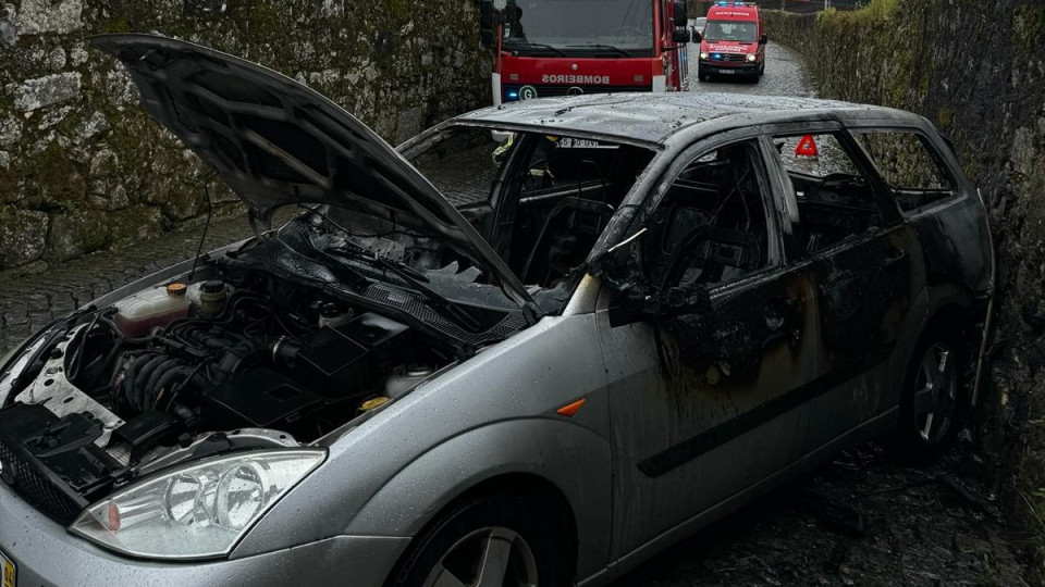 Carro parcialmente destruído após incêndio em Barcelos