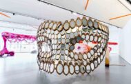 Joana Vasconcelos expõe escultura feita com 255 molduras barrocas em Braga