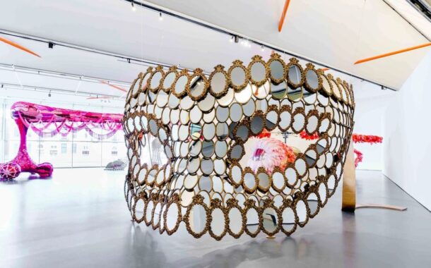 Joana Vasconcelos expõe escultura feita com 255 molduras barrocas em Braga