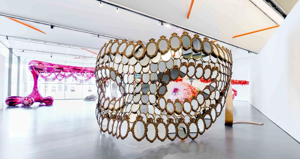 Joana Vasconcelos expõe escultura feita com 255 molduras barrocas em Braga
