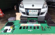 Três suspeitos de roubar e traficar de droga apanhados em carro furtado