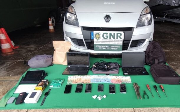 Três suspeitos de roubar e traficar de droga apanhados em carro furtado