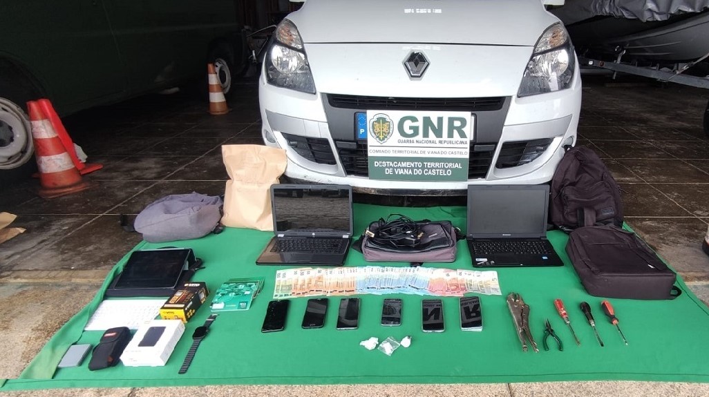 Três suspeitos de roubar e traficar de droga apanhados em carro furtado