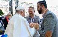 Papa abraça israelita e palestiniano que perderam familiares no conflito