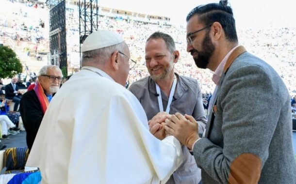 Papa abraça israelita e palestiniano que perderam familiares no conflito
