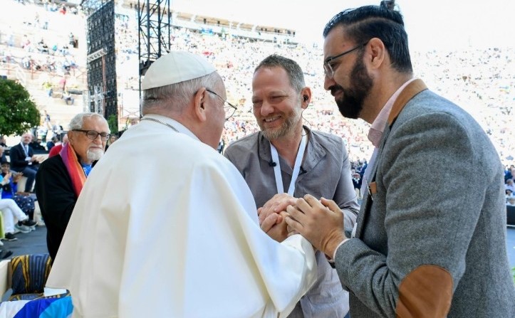 Papa abraça israelita e palestiniano que perderam familiares no conflito