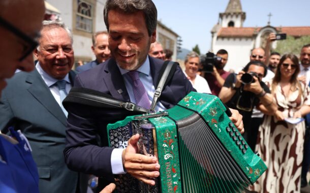 Apanhado em falso, André Ventura acusa jornalistas em Viana de serem “o inimigo do povo”. Saiba o que aconteceu
