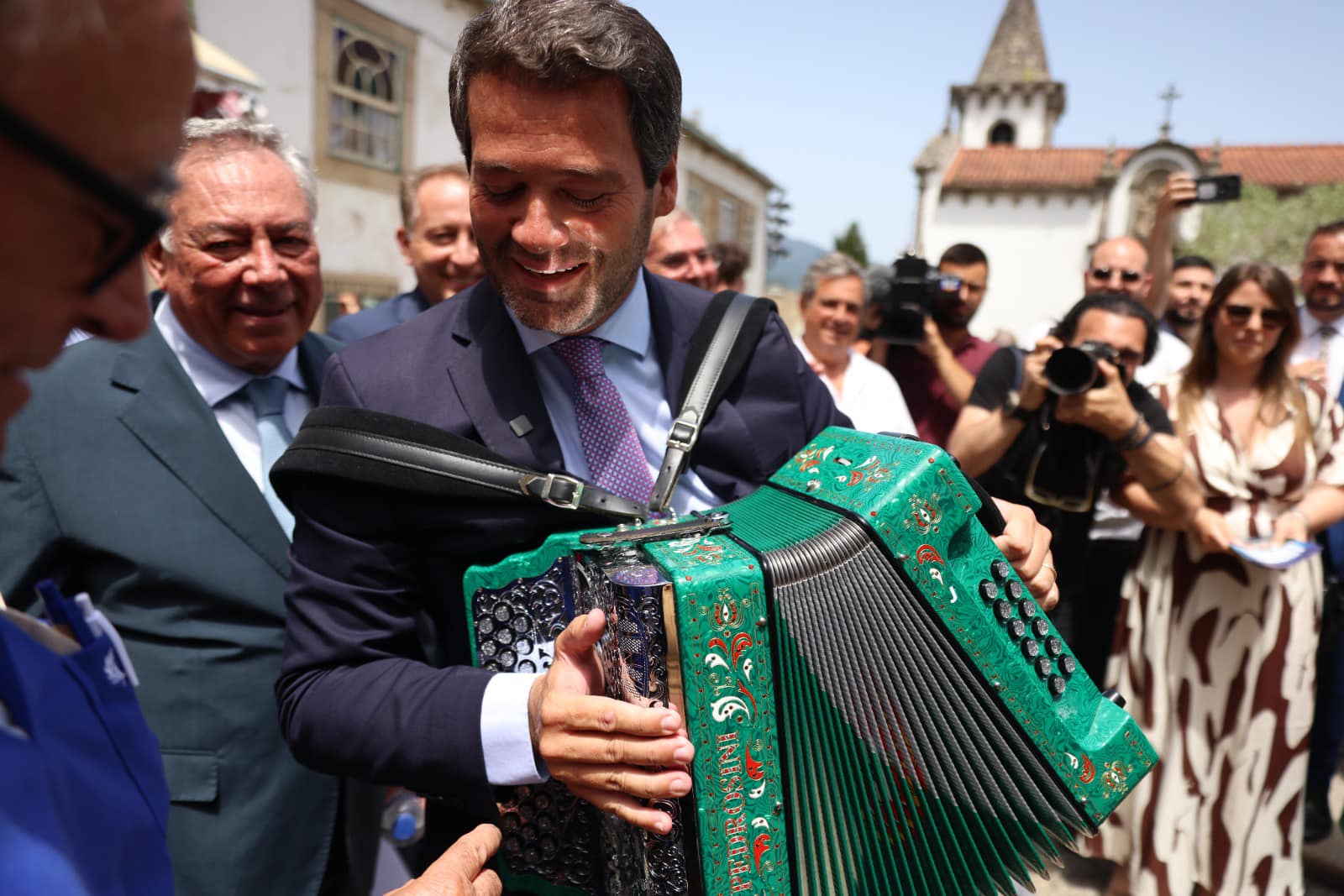 Apanhado em falso, André Ventura acusa jornalistas em Viana de serem “o inimigo do povo”. Saiba o que aconteceu