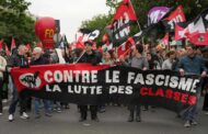 Dezenas de milhares de manifestantes saem às ruas em França para protestar contra extrema-direita