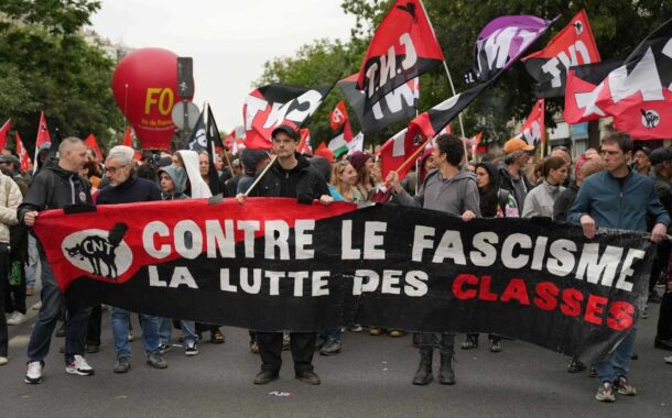 Dezenas de milhares de manifestantes saem às ruas em França para protestar contra extrema-direita