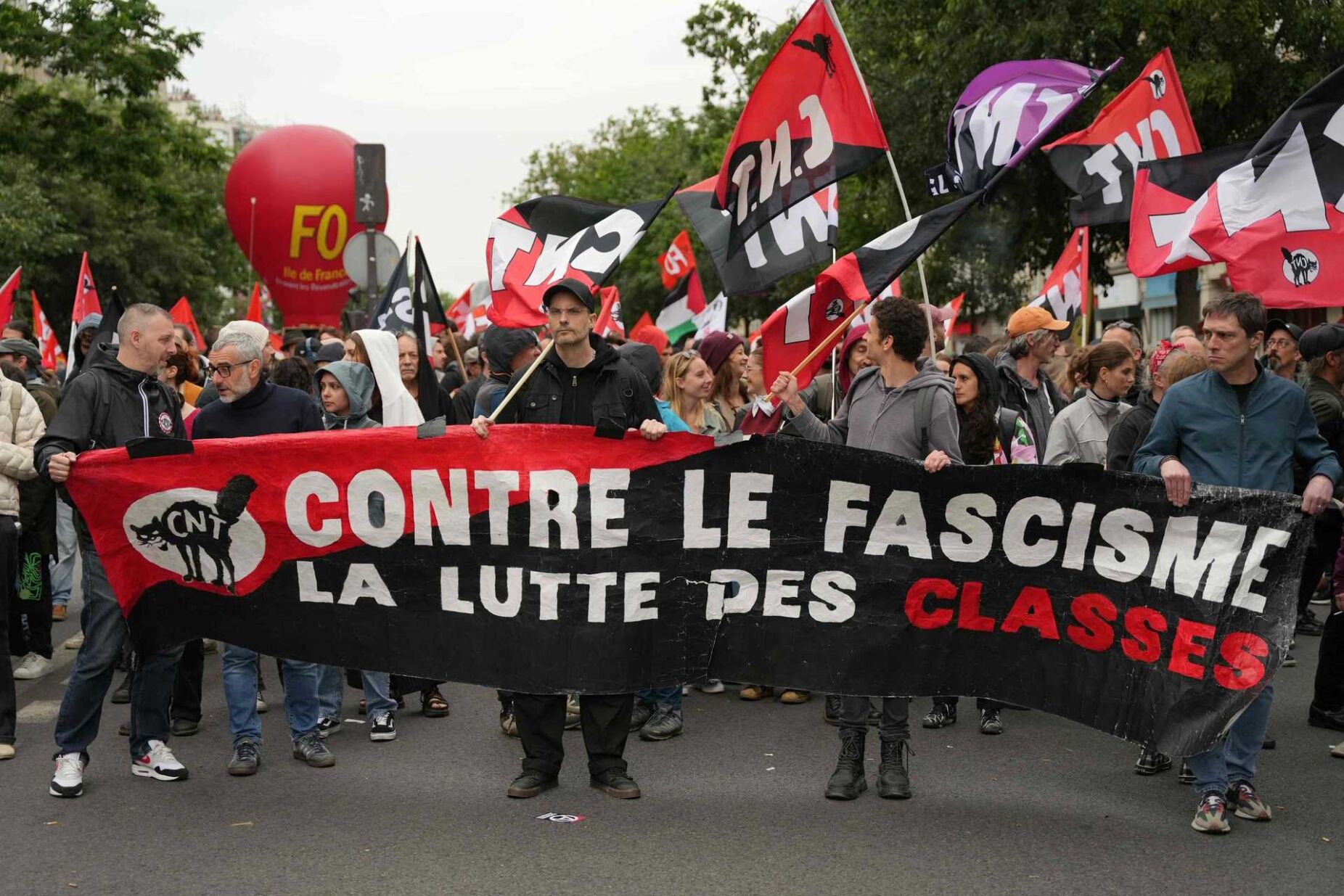 Dezenas de milhares de manifestantes saem às ruas em França para protestar contra extrema-direita
