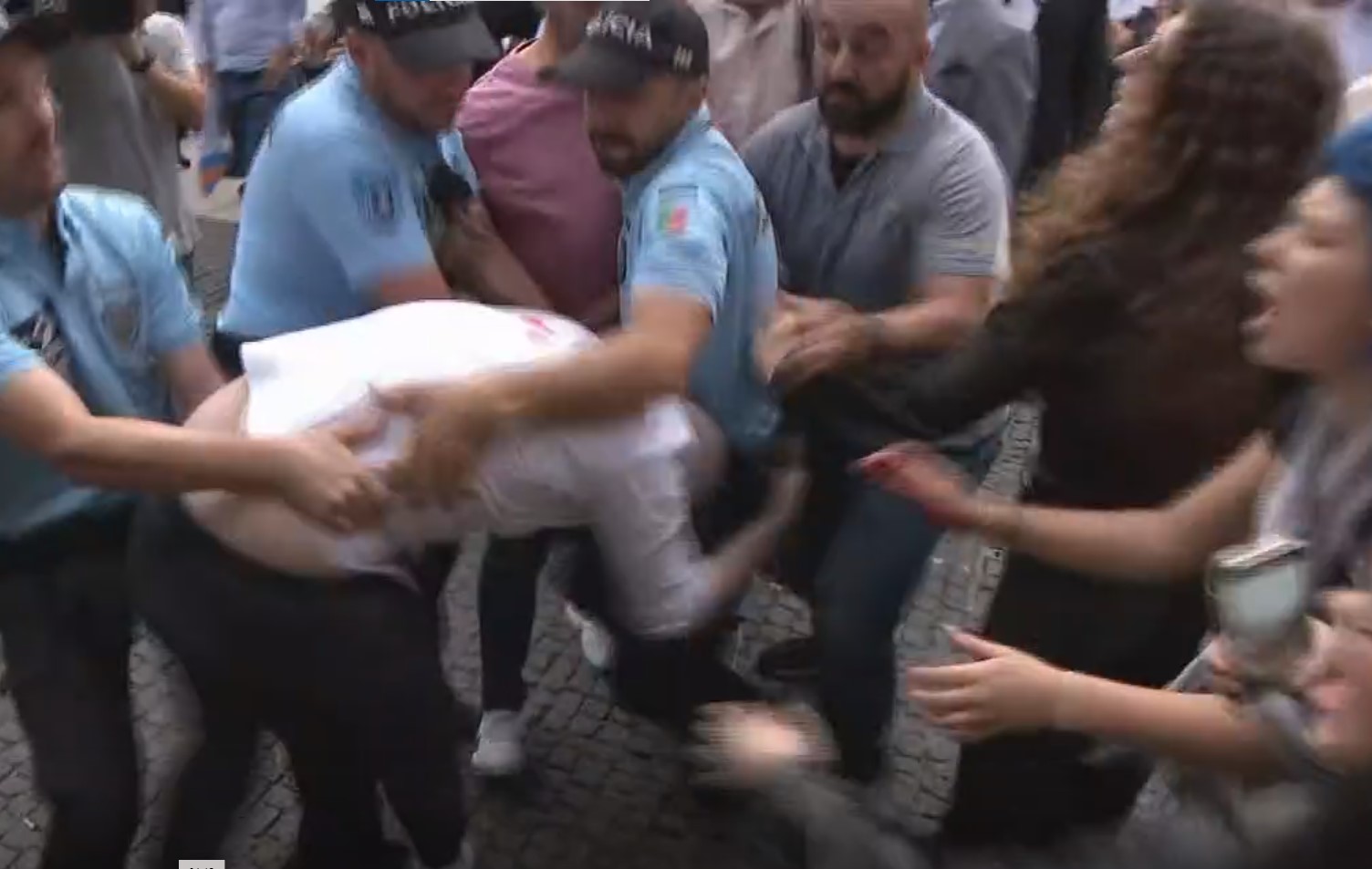 “Financia o genocídio”. Campanha da AD com von der Leyen marcada por protesto violento no Porto