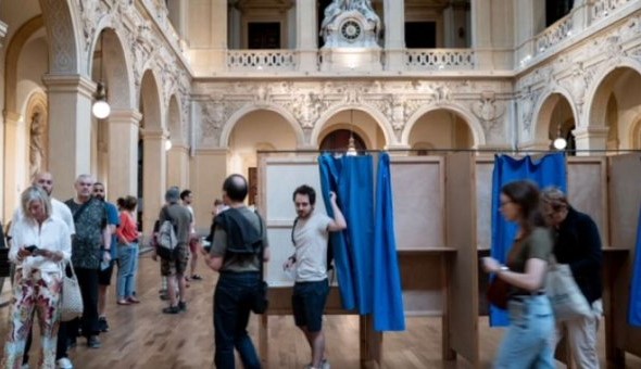 Extrema-direita vence 1.ª volta em França