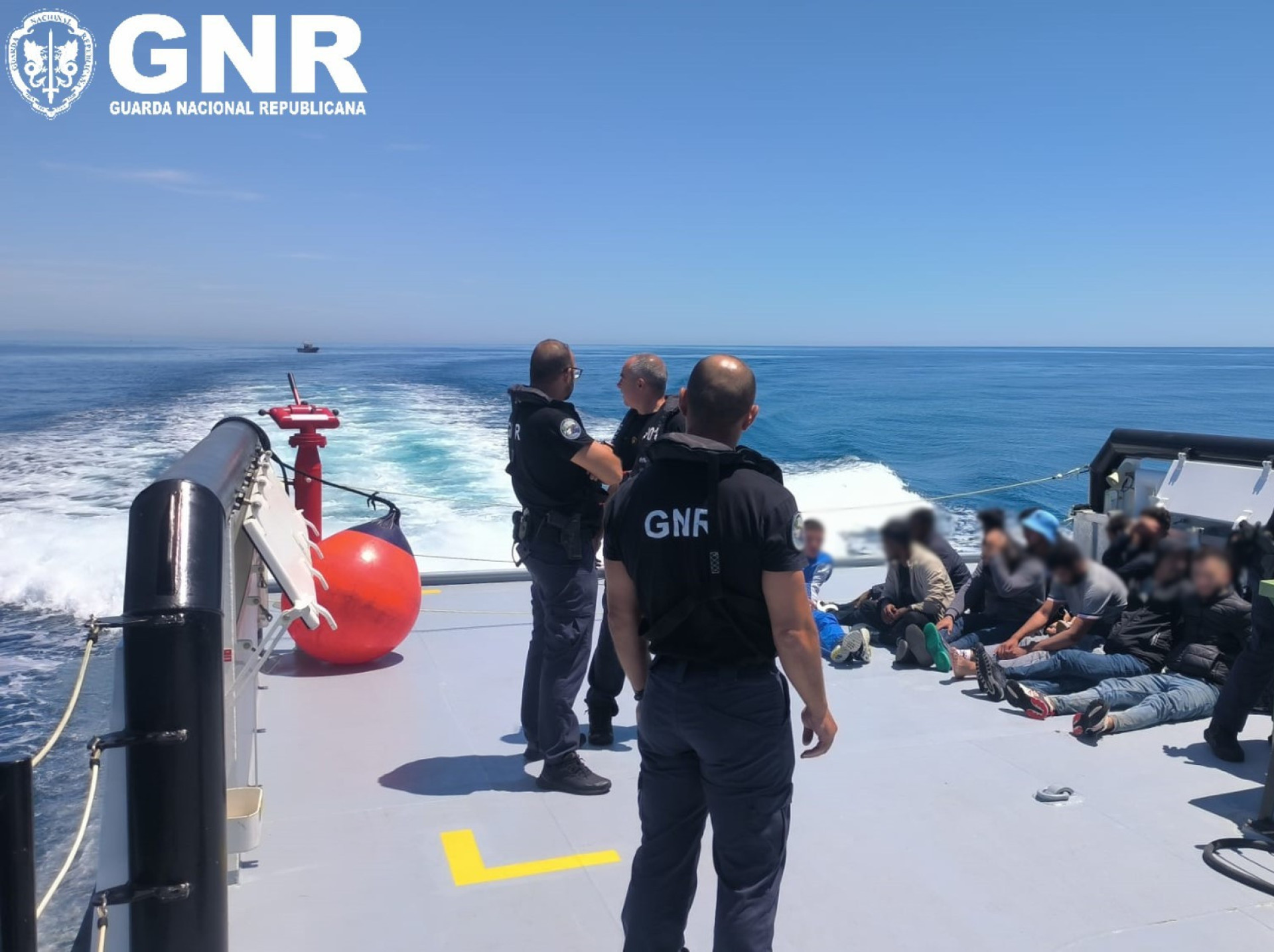 GNR resgata 16 migrantes ao largo de Almería, em Espanha (c/fotos)