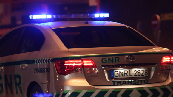 Homem detido morre de ataque cardíaco a caminho do posto da GNR