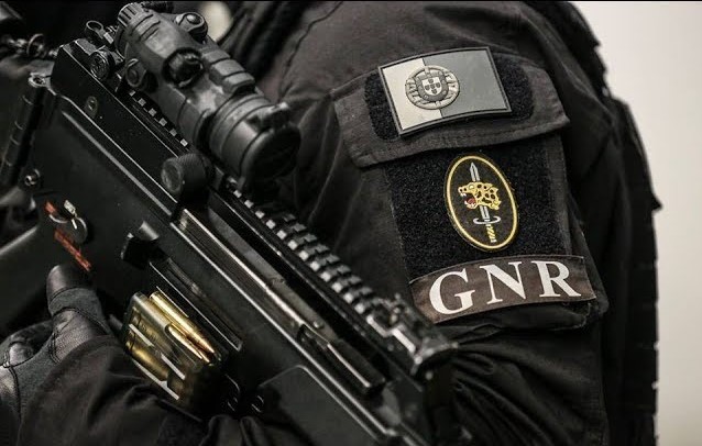 Operação da GNR e Europol passa por Fafe, Vizela e Guimarães. Mais 800 mil euros em artigos contrafeitos apreendidos (c/vídeo)