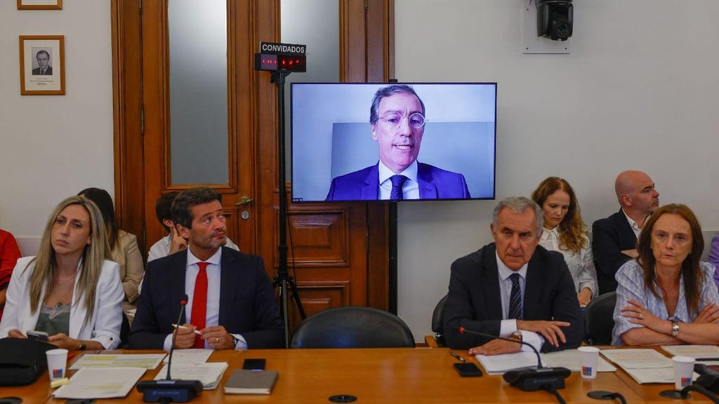 Partidos criticam silêncio de Nuno Rebelo de Sousa e admitem crime de desobediência