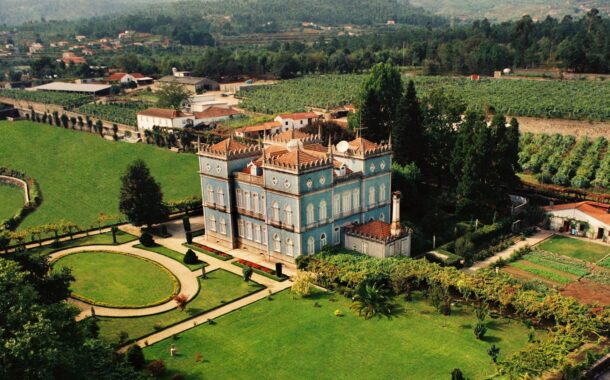 Incêndio destrói dois andares e telhado do palacete Villa Beatriz na Póvoa de Lanhoso