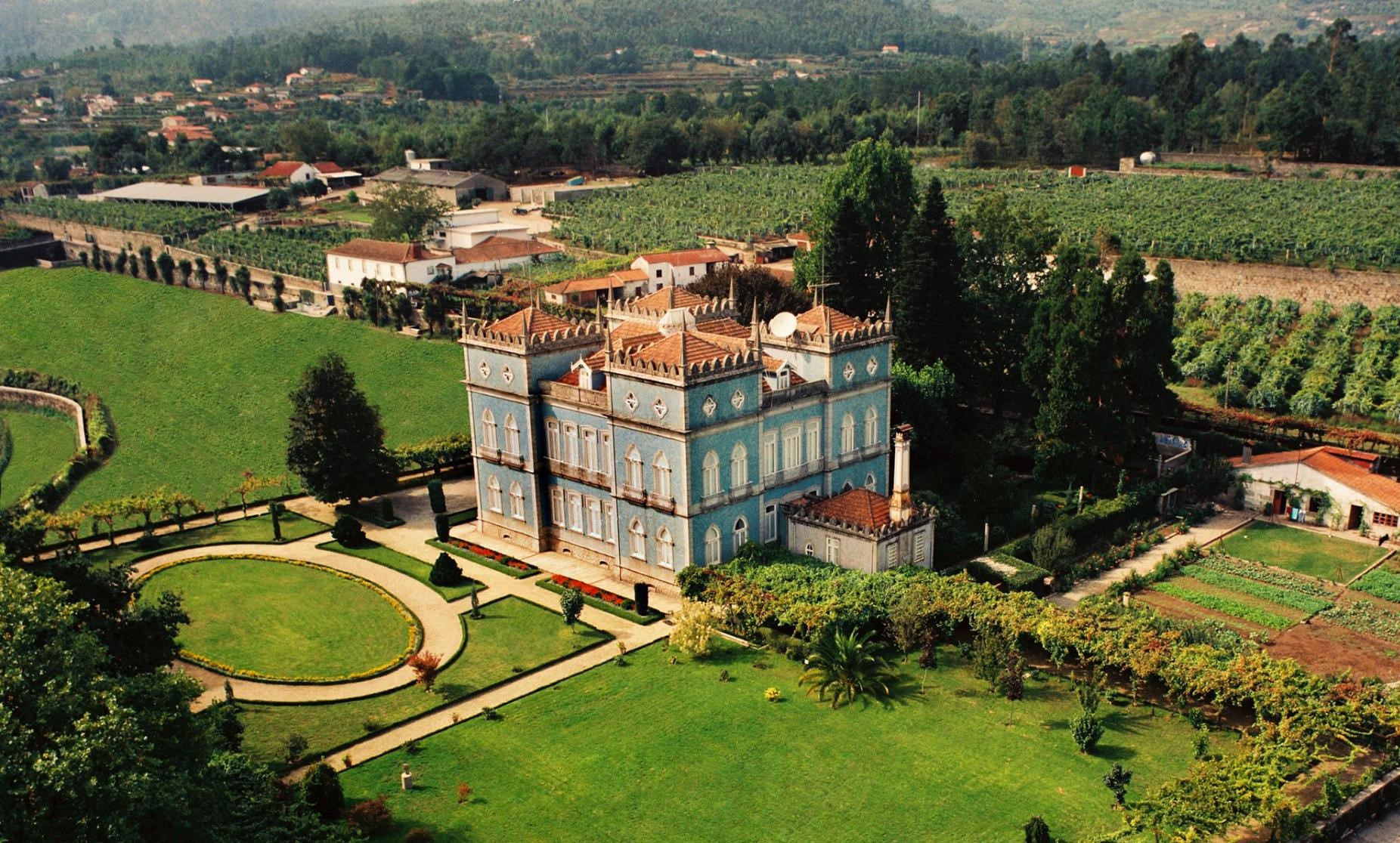 Incêndio destrói dois andares e telhado do palacete Villa Beatriz na Póvoa de Lanhoso