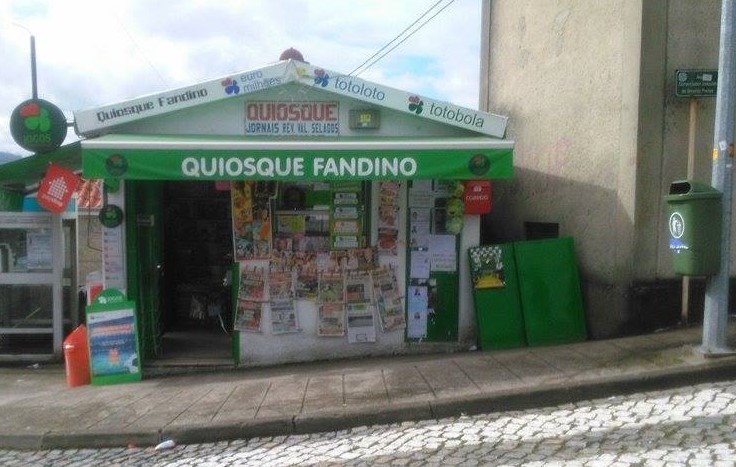 Carro desgovernado destruiu parede e só parou dentro de quiosque em Guimarães