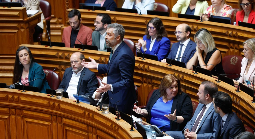 PS considera “praticamente impossível” viabilizar OE para 2026. Governo responde que vai “cumprir, ficar e mudar Portugal”
